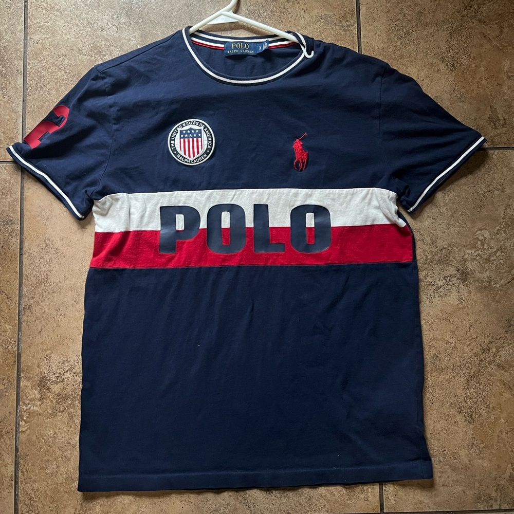 Polo t shirt 

Size small men 

No rips or tears